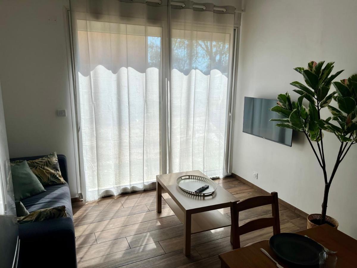 Maisonnette Avec Petite Foret Valréas Extérieur photo